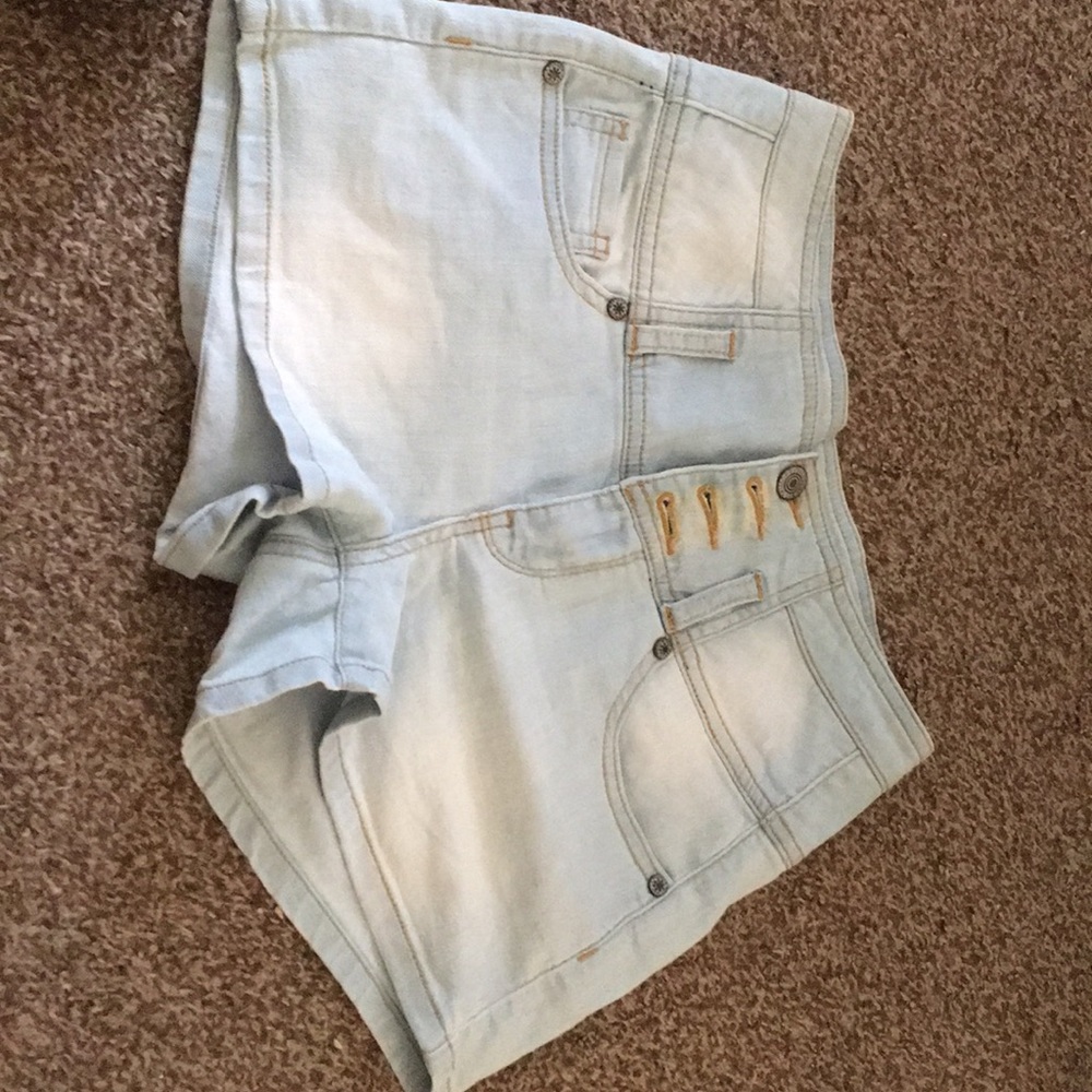 Medium wax short jeans